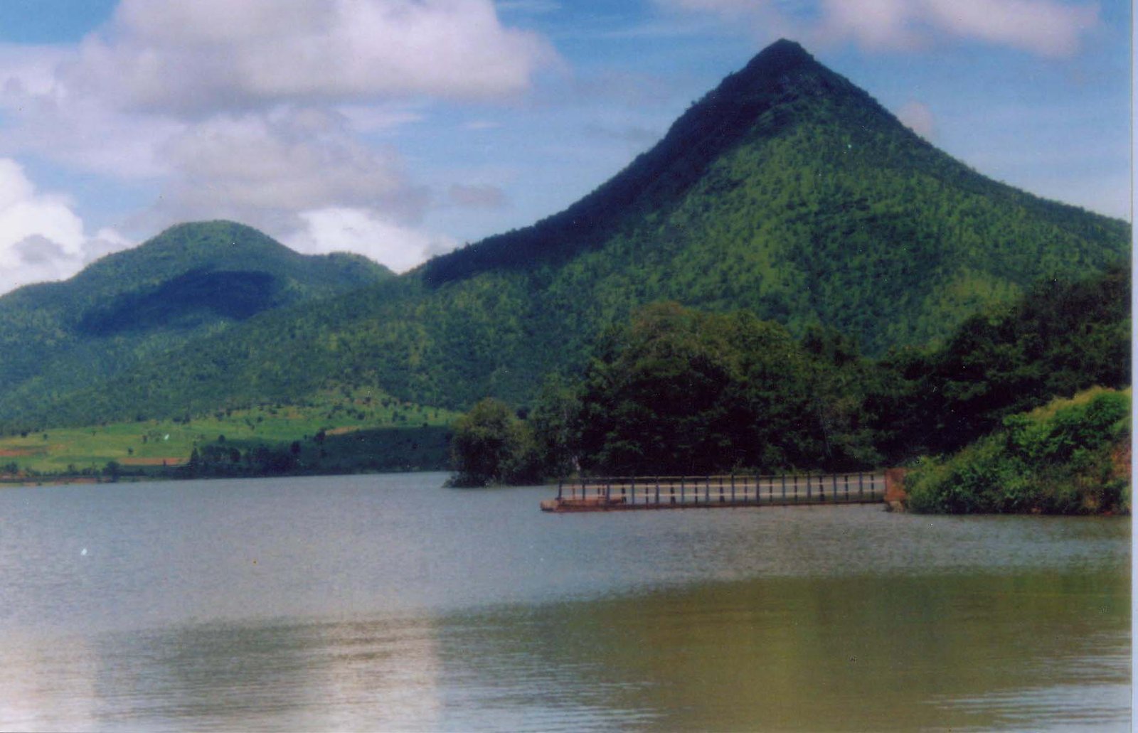 http://www.traveldealsfinder.com/wp-content/uploads/Ayyankere-Lake.jpg