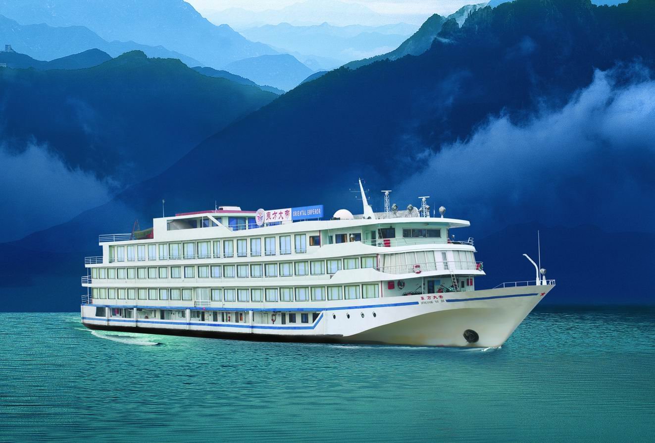 cruise on yangtze river