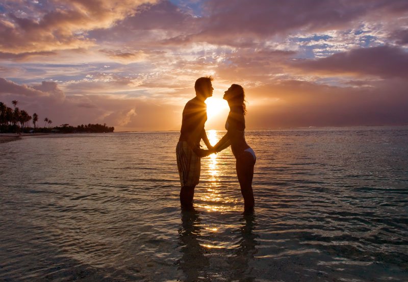 silhouette-couple-on-beach_36904705